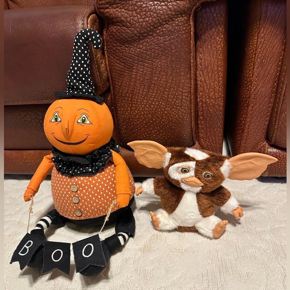 BUNDLE OFF TWO HALLOWEEN DECORATIONS NECA MUSICAL and BOO